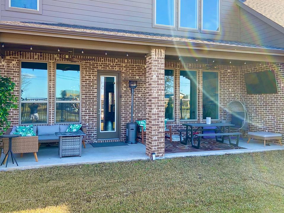 Amazing back patio for outdoor meals, grill outs and entertaining. Grill is included with piped natural gas connection