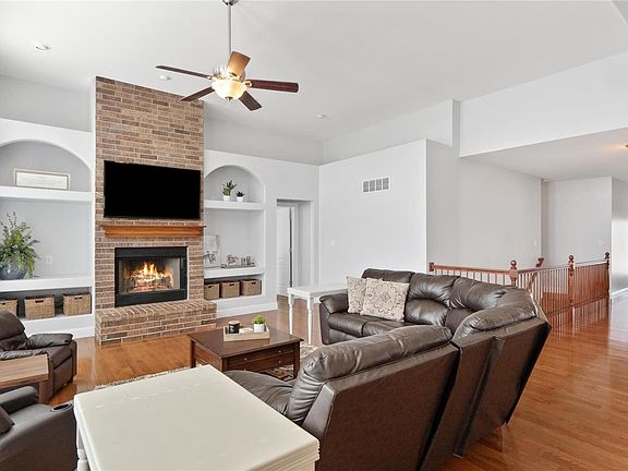 2nd image of 314 Pointe Loma Blvd