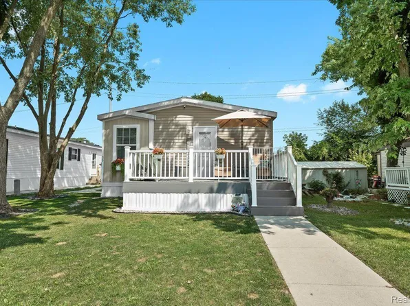 33 Bluebird Hill Dr, Lake Orion, MI 48359