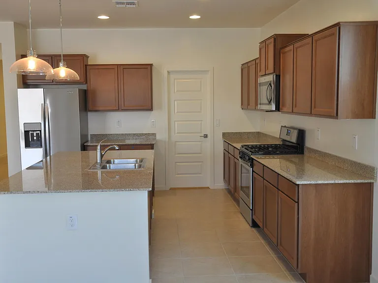 838 W Carlsbad Dr — Photo 4
