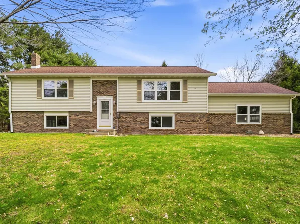 5588 E Brown Rd, Little Suamico, WI 54141