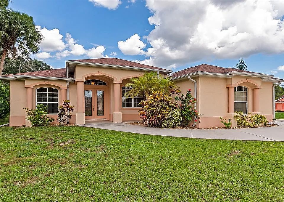 Easy-access living with a double-entry circular drive and a bright interior thanks to extra-large windows throughout. Perfectly situated with plenty of parking on the circular drive Featuring abundant daylight in every room.