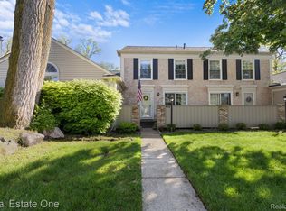 1202 Kings Cove Dr, Rochester, MI 48306