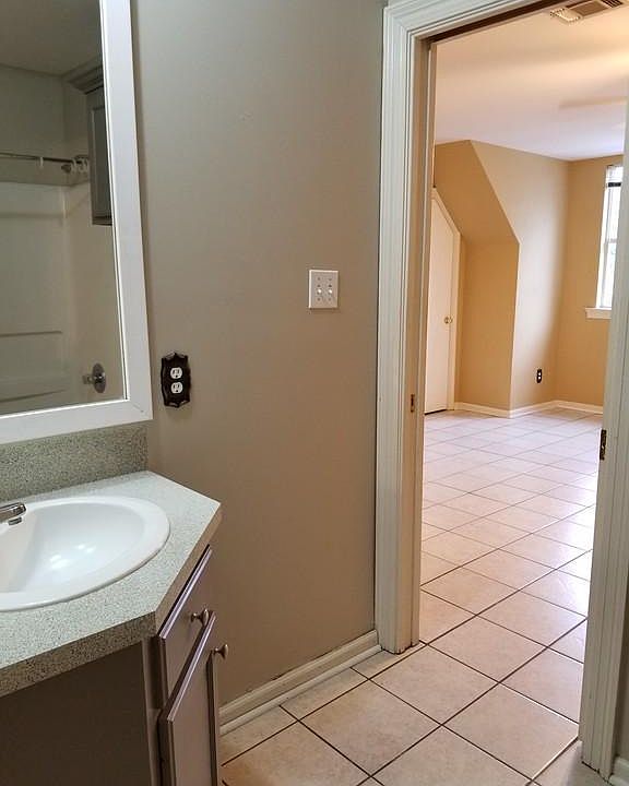 2nd image of 114 Rue Fontaine #4