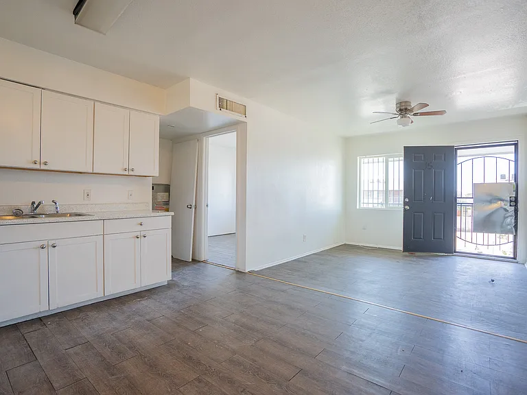 1703 W Mountain View Rd — Photo 10