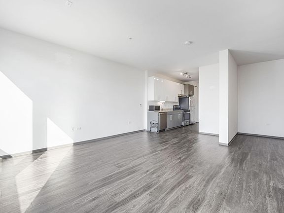 4th image of 2812 W Fullerton Ave #3