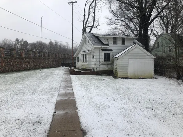 12750 N Shoreland Pkwy, Mequon, WI 53092