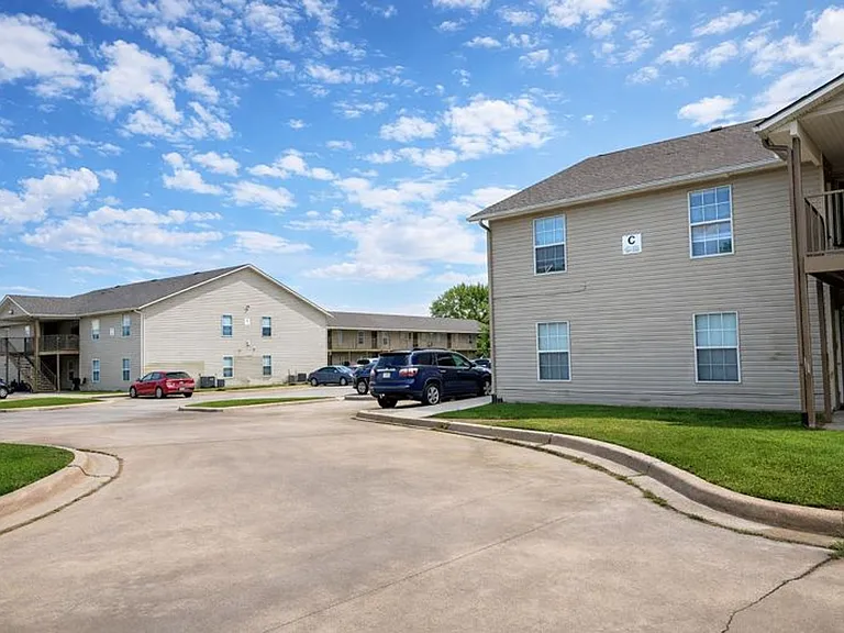 Springdale Square Apartments — Photo 12
