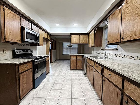 3rd image of 1913 Singingwood Rd