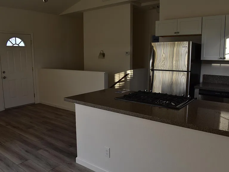 1134 Mentone Ave — Photo 9