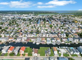 215 Sportsmans Ave, Freeport, NY 11520