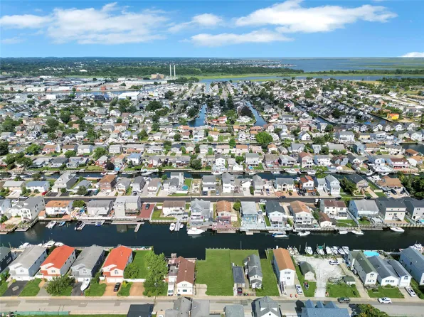 215 Sportsmans Avenue, Freeport, NY 11520