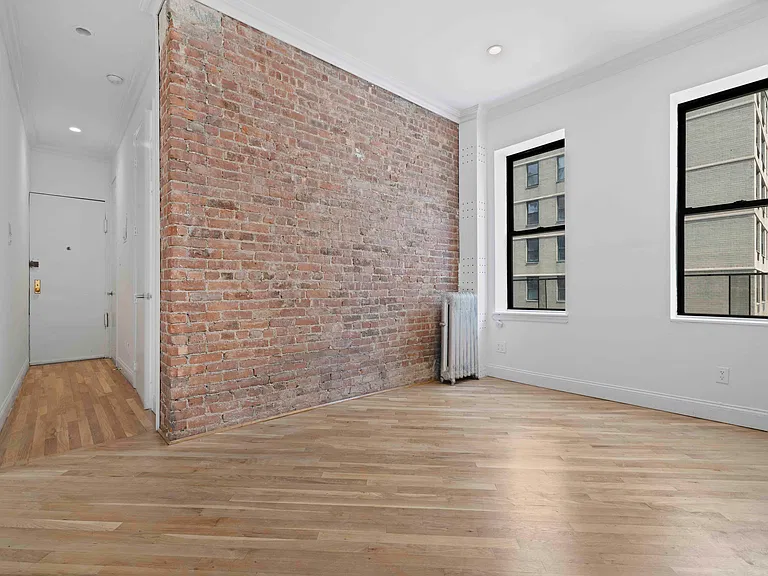 230 E 27th St #17 — Photo 1