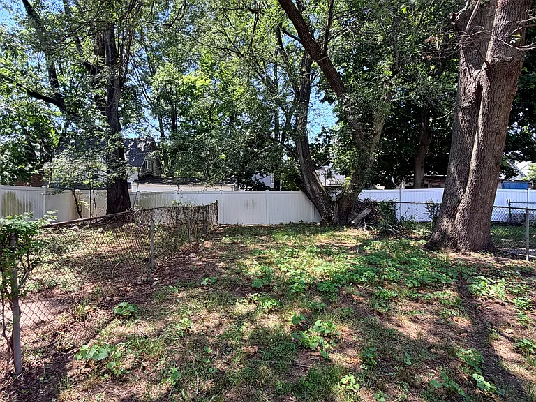 202 Hallock Ave — Photo 13