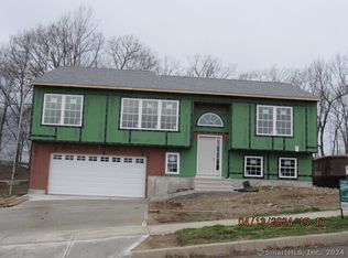 40 Wintergreen Ln, Naugatuck, CT 06770