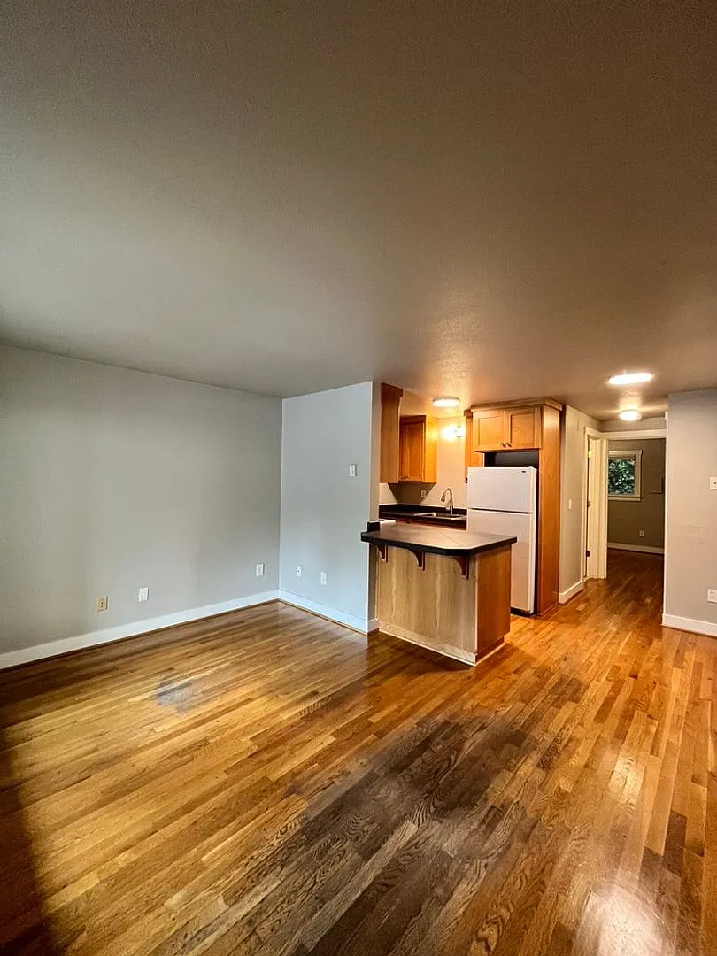 Division Apartments by Star Metro — Photo 4