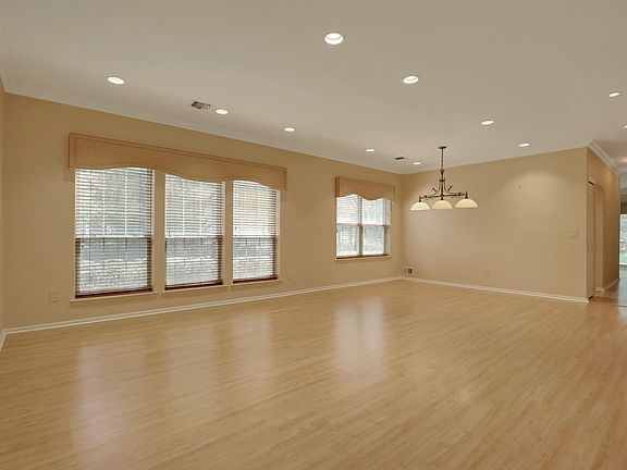 3rd image of 20 Sagamore Dr