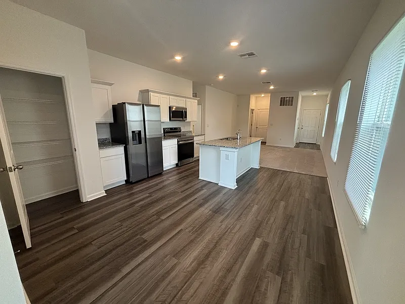 3 bed, 2.0 bath, 1412 sqft, $2,200 — Photo 4