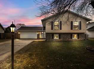 38 Spring Valley Ln, Streamwood, IL 60107