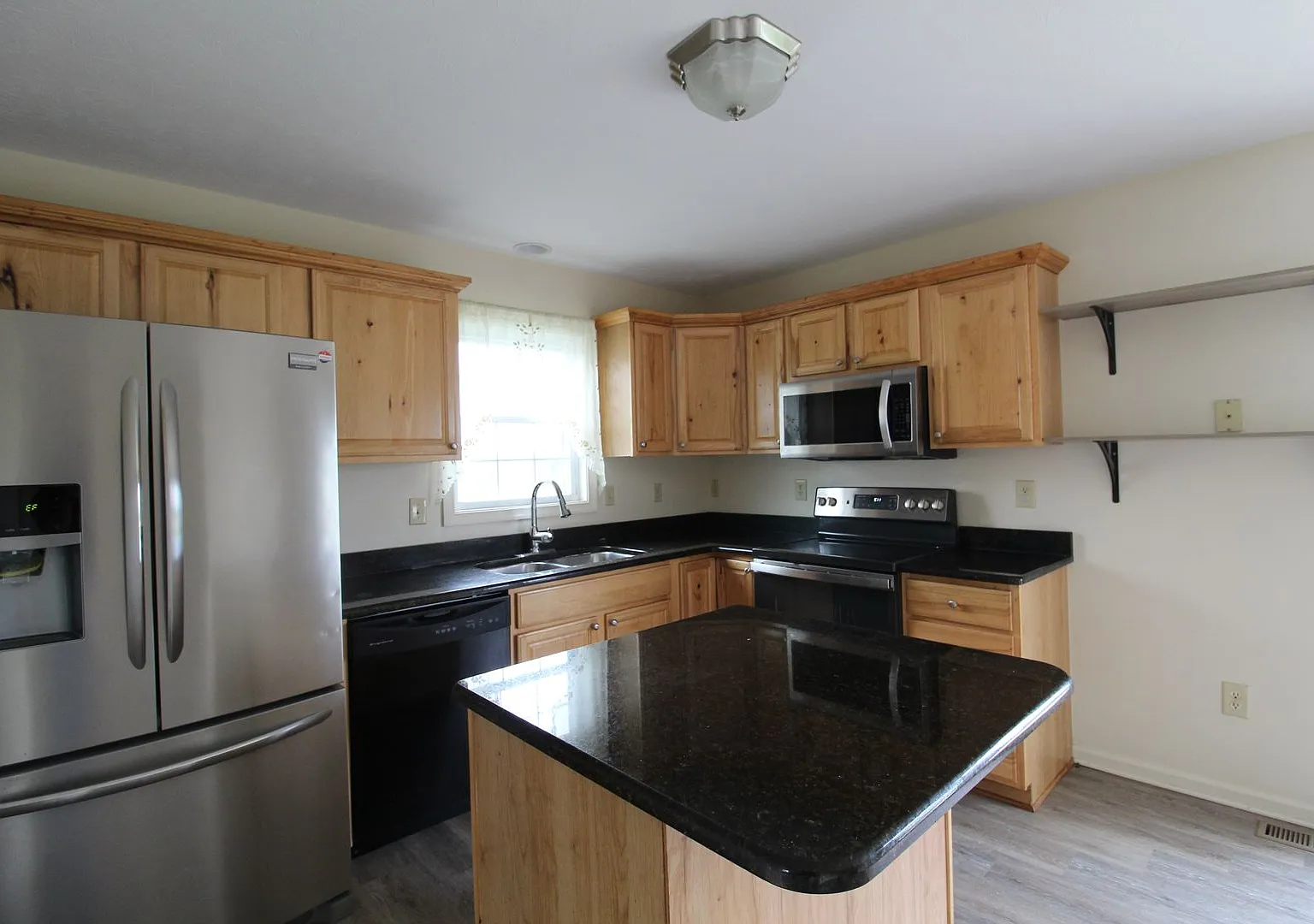 Available now! Home near downtown — Photo 4