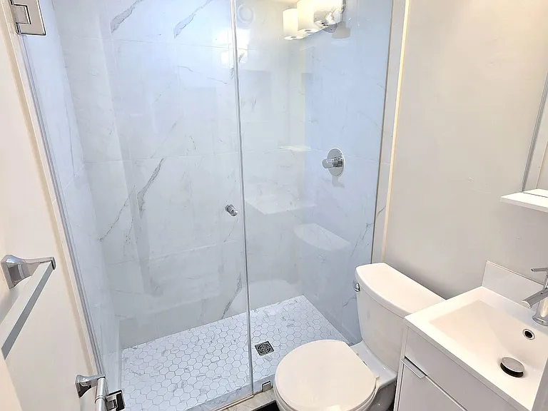 1037 Bathurst St #3 — Photo 10