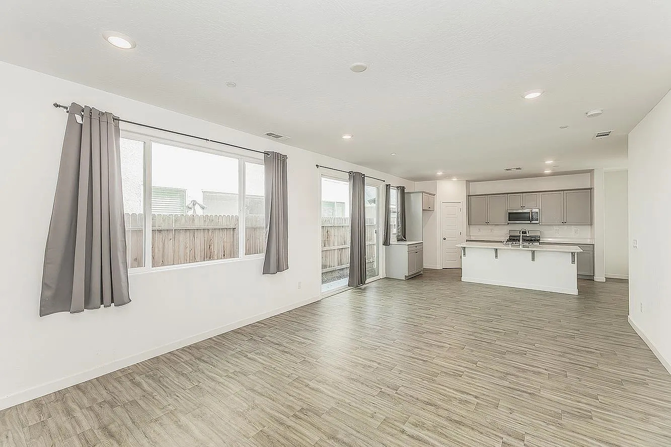 5 bed, 3403 sqft, $3,500 — Photo 2