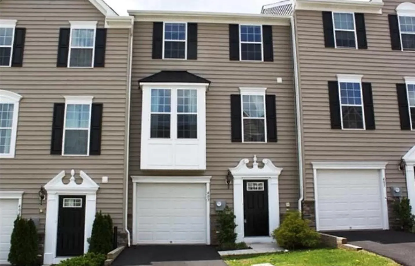 3 bed, 2.5 bath, 2200 sqft, $2,700 — Photo 1