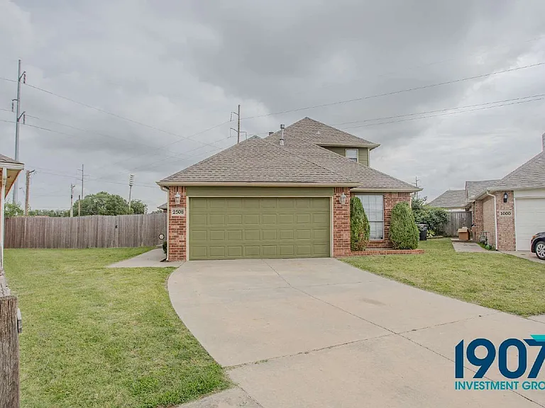 2508 Tyler Ln — Photo 2