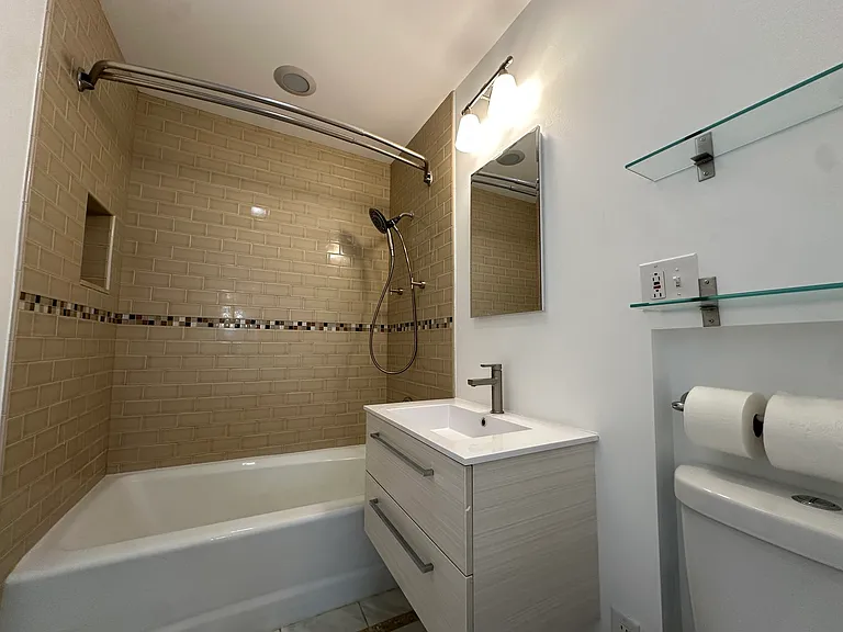 607 N Noble St #4 — Photo 15