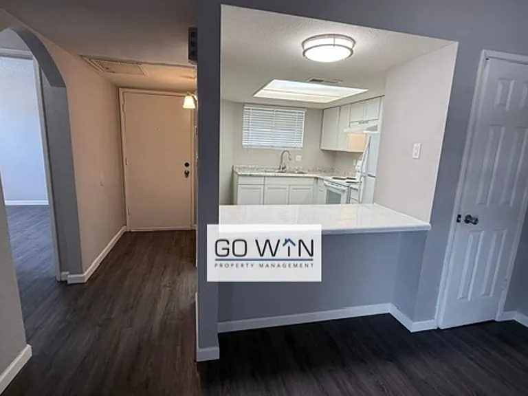 1212 W Mountain View Rd — Photo 4