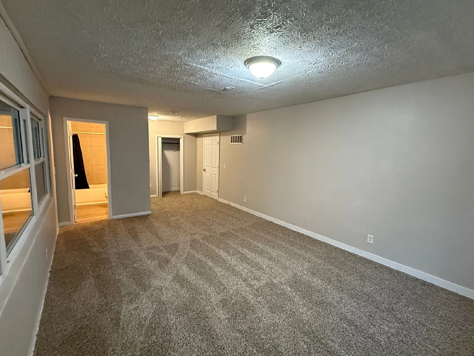 3 bed, 2.0 bath, 1229 sqft, $1,350 — Photo 3