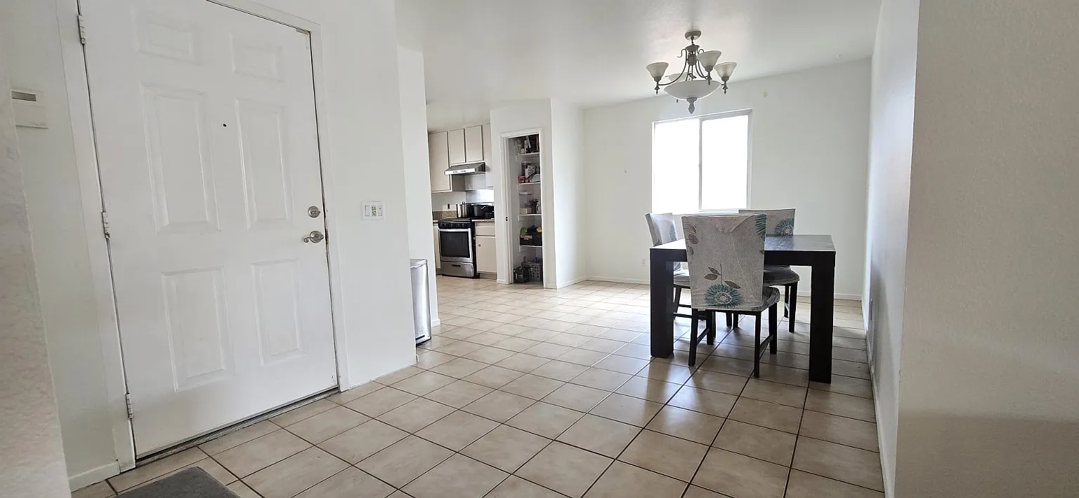 4 bed, 1303 sqft, $2,750 — Photo 2