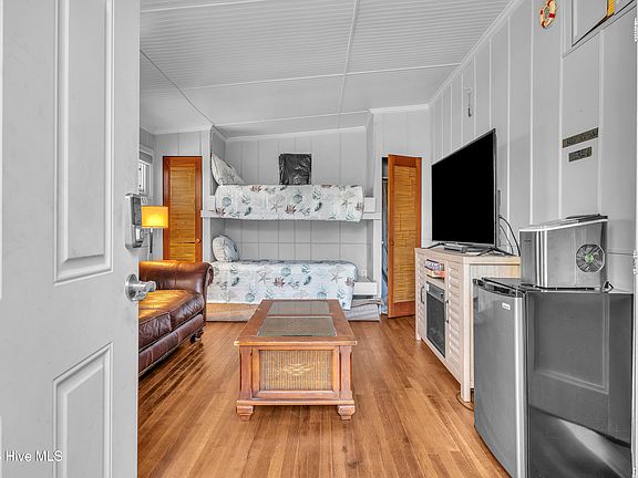 4th image of 610 N Topsail Dr