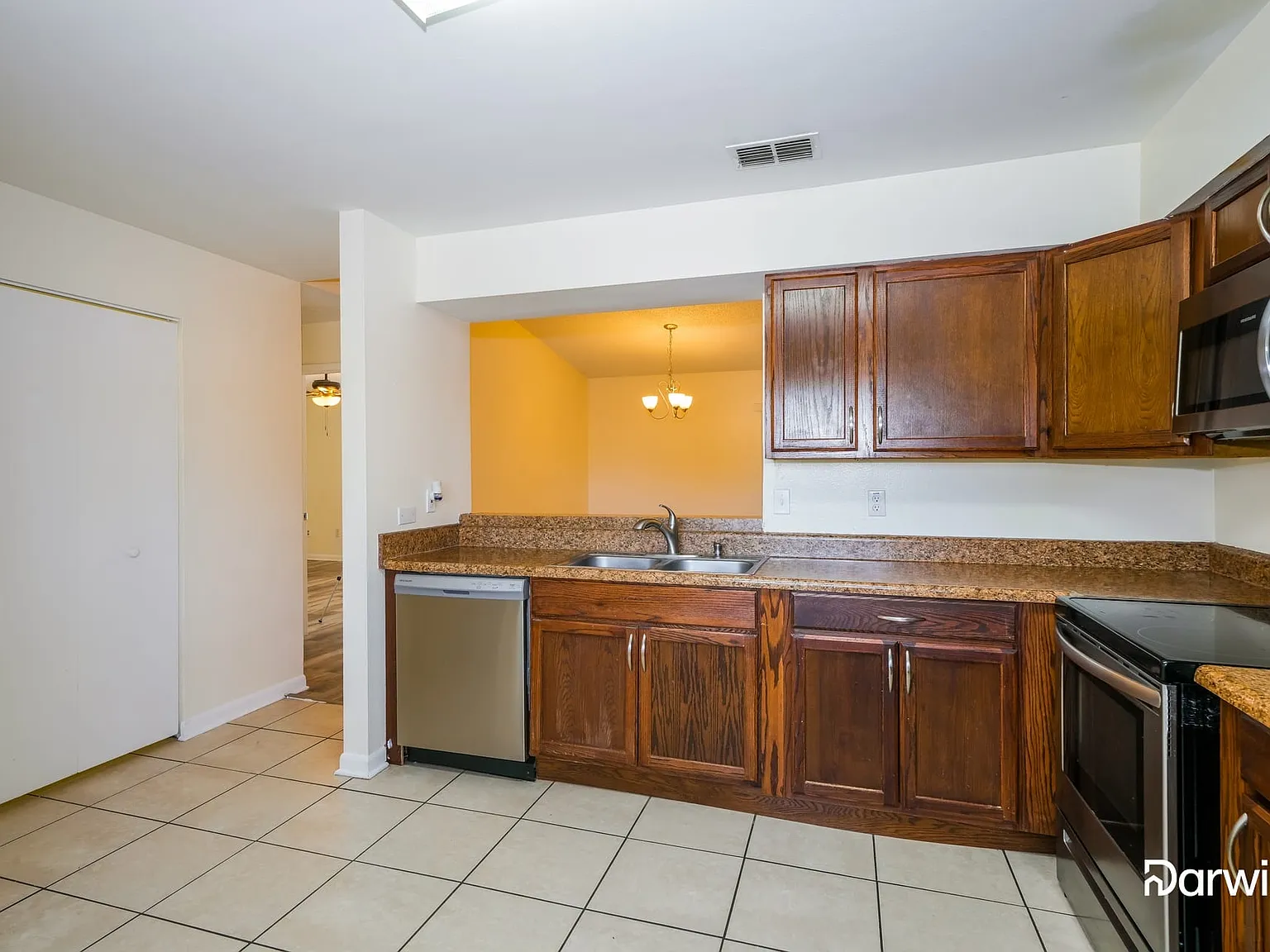 3 bed, 2.0 bath, 1374 sqft, $2,100 — Photo 4