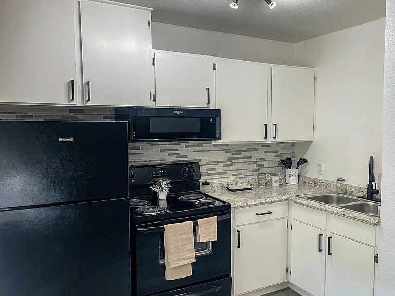 Park Avenue Apartments — Photo 4