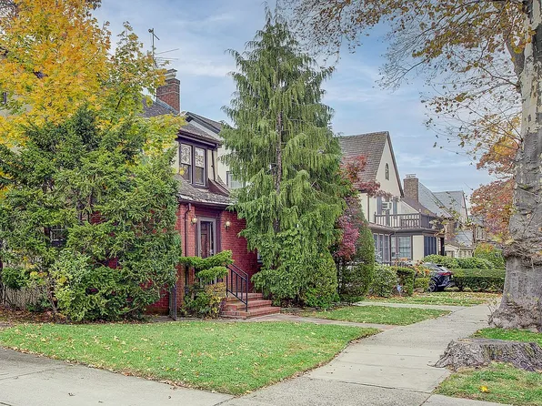 7050 Ingram St, Forest Hills, NY 11375