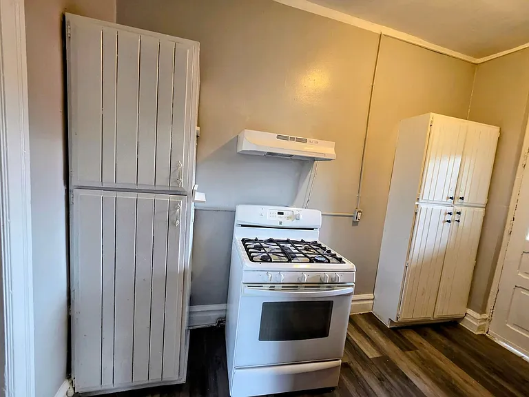1048 W Walnut St — Photo 11