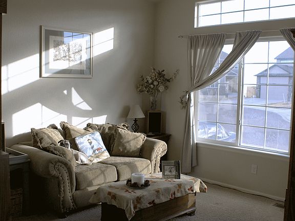 Formal living room or rec room