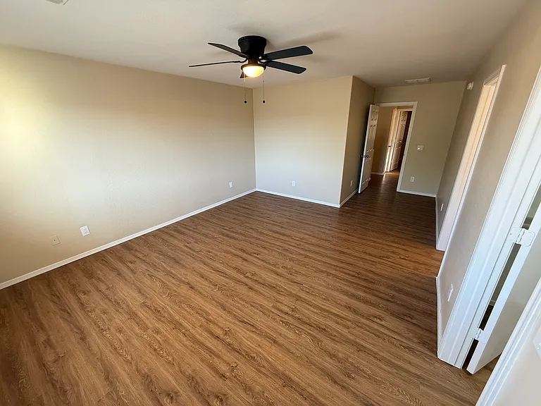 1457 E 10th Pl — Photo 32