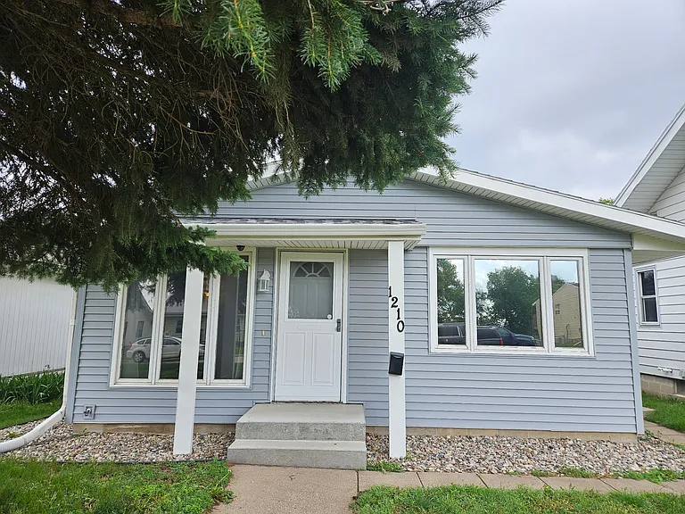 1210 S Westcott St — Photo 1