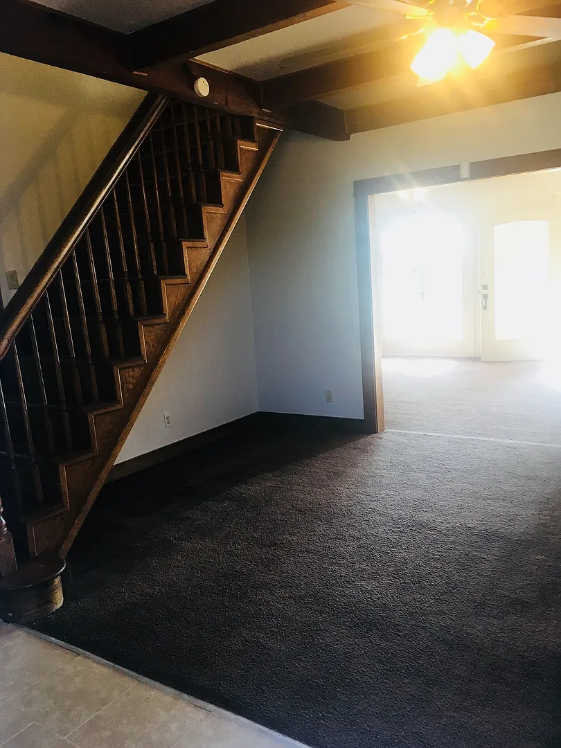 2-Story Country home! — Photo 2