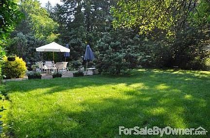 Shaded area : large carpet-like lawn, mature trees