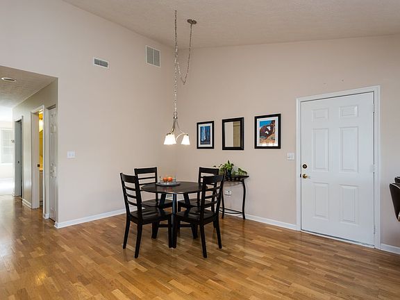 4th image of 276 Emerald Dr
