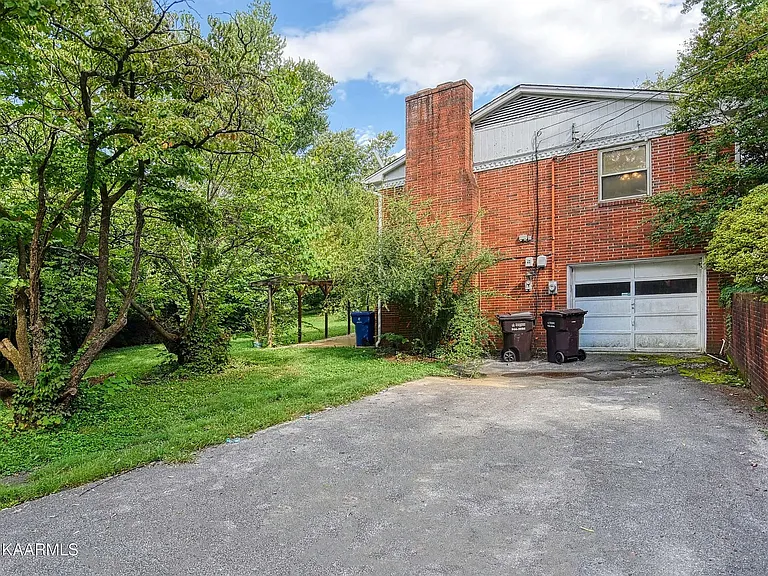 200 Suburban Rd — Photo 30