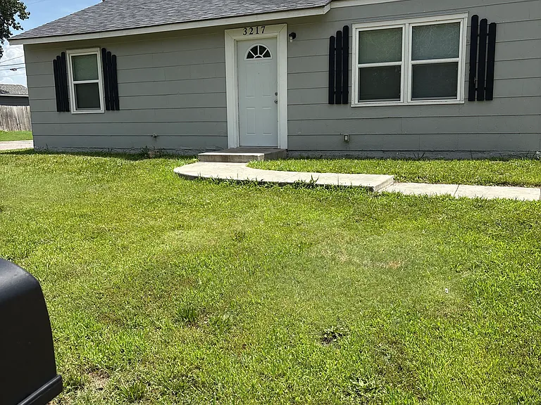 3217 E Locust St — Photo 1