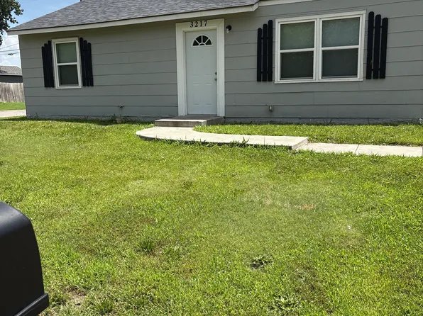 3217 E Locust St, Wichita, KS 67216