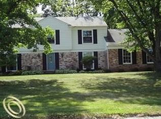 5904 Pinecroft Dr, West Bloomfield, MI