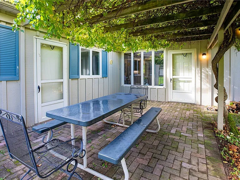 35 Lakeview Cir — Photo 2