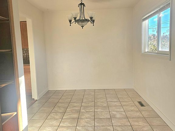 4th image of 902 Fresno St