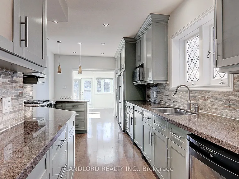 138 Fallingbrook Rd — Photo 4